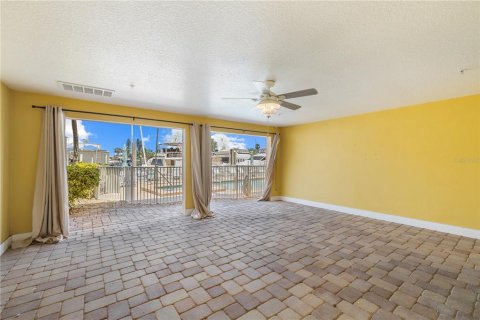 Townhouse in Madeira Beach, Florida 3 bedrooms, 206.52 sq.m. № 2235996 - photo 7