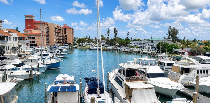 Townhouse in Madeira Beach, Florida 3 bedrooms, 206.52 sq.m. № 2235996