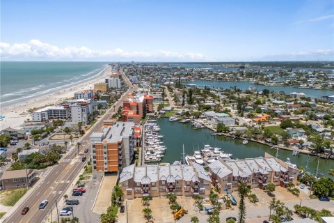 Townhouse in Madeira Beach, Florida 3 bedrooms, 206.52 sq.m. № 2235996 - photo 12