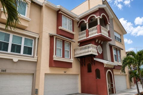 Townhouse in Madeira Beach, Florida 3 bedrooms, 206.52 sq.m. № 2235996 - photo 11