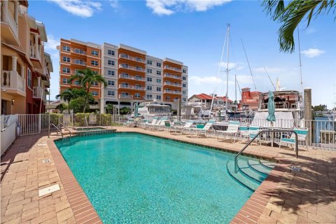 Townhouse in Madeira Beach, Florida 3 bedrooms, 206.52 sq.m. № 2235996 - photo 10