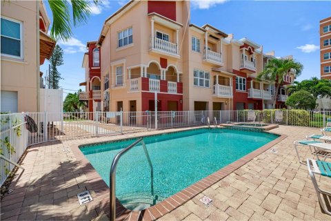 Townhouse in Madeira Beach, Florida 3 bedrooms, 206.52 sq.m. № 2235996 - photo 9