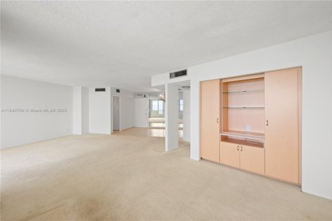 Купить кондоминиум в Халландейл-Бич, Флорида 2 спальни, 108.23м2, № 1831082 - фото 15