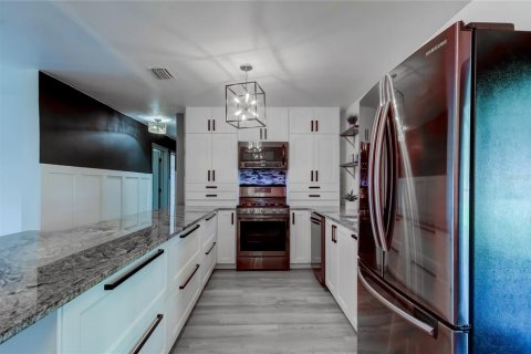 House in Safety Harbor, Florida 4 bedrooms, 147.34 sq.m. № 1916128 - photo 9
