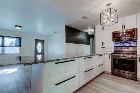 House in Safety Harbor, Florida 4 bedrooms, 147.34 sq.m. № 1916128 - photo 14