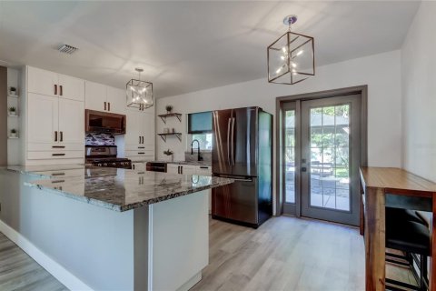 House in Safety Harbor, Florida 4 bedrooms, 147.34 sq.m. № 1916128 - photo 12