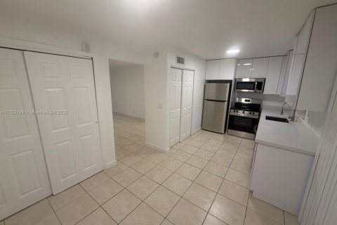 Condominio en venta en North Lauderdale, Florida, 2 dormitorios, 102.38 m2 № 1729756 - foto 1