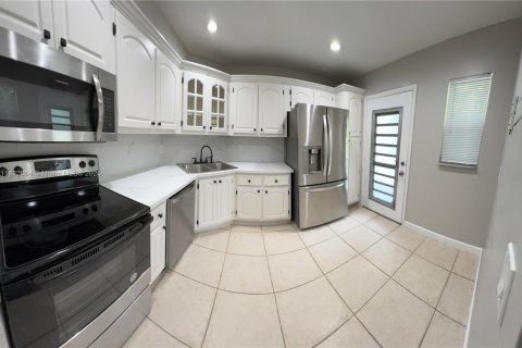 Condo in Lauderhill, Florida, 2 bedrooms  № 1937721 - photo 1
