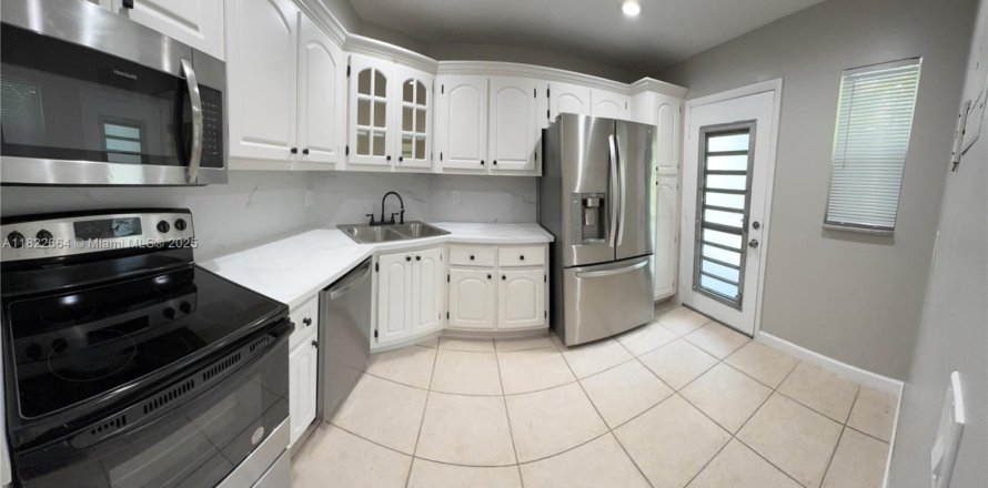 Condo in Lauderhill, Florida, 2 bedrooms  № 1937721