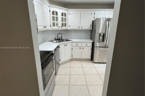 Condo in Lauderhill, Florida, 2 bedrooms  № 1937721 - photo 4