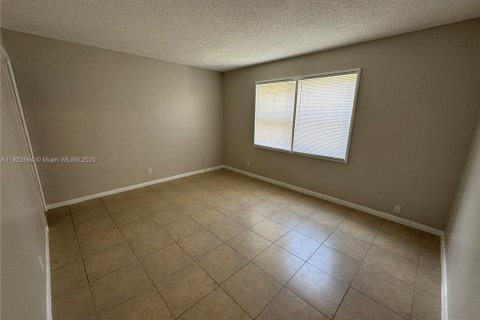 Condo in Lauderhill, Florida, 2 bedrooms  № 1937721 - photo 8