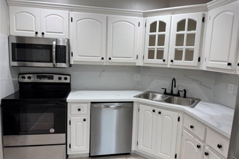 Condo in Lauderhill, Florida, 2 bedrooms  № 1937721 - photo 2