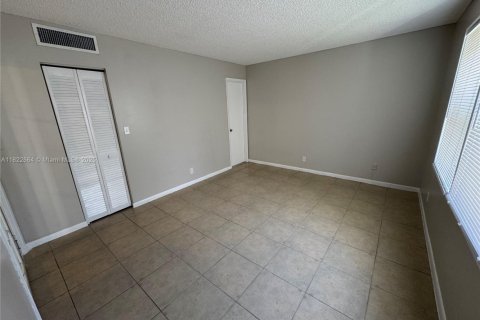 Condo in Lauderhill, Florida, 2 bedrooms  № 1937721 - photo 13