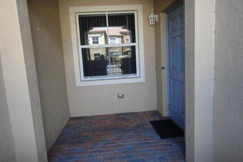 Condo in West Palm Beach, Florida, 3 bedrooms  № 2086803 - photo 2
