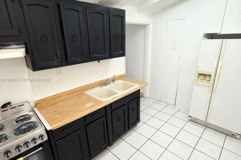 Casa en alquiler en Opa-locka, Florida, 1 dormitorio, 272.85 m2 № 2024155 - foto 3