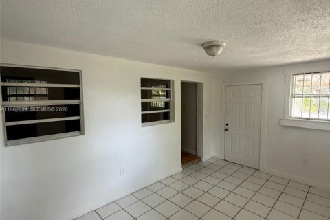 Casa en alquiler en Opa-locka, Florida, 1 dormitorio, 272.85 m2 № 2024155 - foto 4