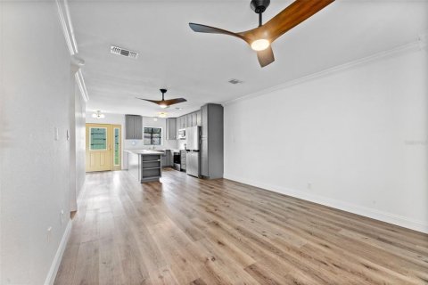 House in Tampa, Florida 3 bedrooms, 142.7 sq.m. № 2379622 - photo 12