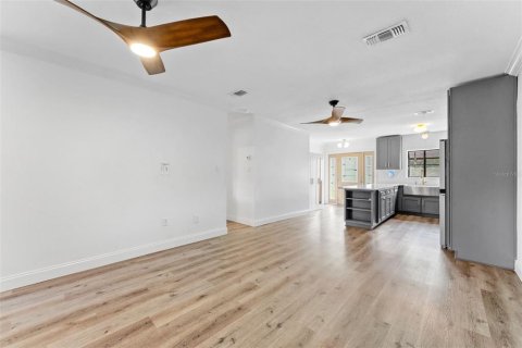House in Tampa, Florida 3 bedrooms, 142.7 sq.m. № 2379622 - photo 13