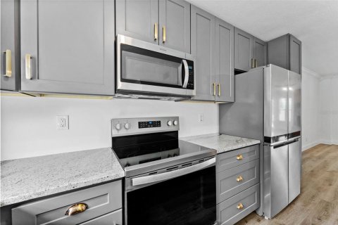 House in Tampa, Florida 3 bedrooms, 142.7 sq.m. № 2379622 - photo 8