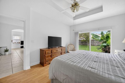 House in Miami, Florida 3 bedrooms, 150.69 sq.m. № 2276241 - photo 24
