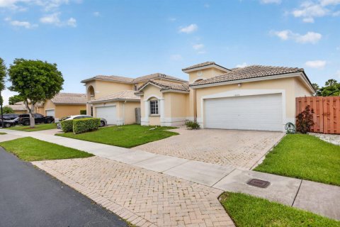 House in Miami, Florida 3 bedrooms, 150.69 sq.m. № 2276241 - photo 3