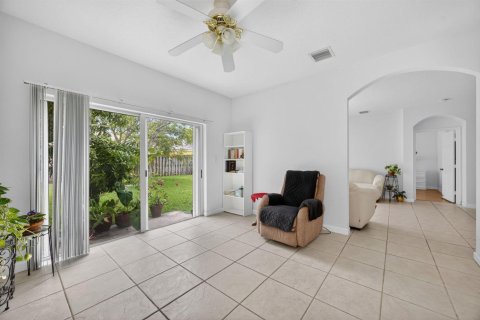 House in Miami, Florida 3 bedrooms, 150.69 sq.m. № 2276241 - photo 14
