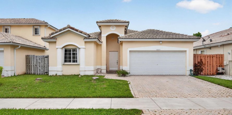 House in Miami, Florida 3 bedrooms, 150.69 sq.m. № 2276241