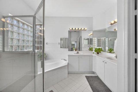 House in Miami, Florida 3 bedrooms, 150.69 sq.m. № 2276241 - photo 26