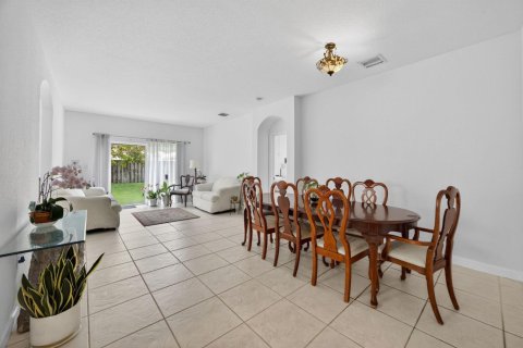 House in Miami, Florida 3 bedrooms, 150.69 sq.m. № 2276241 - photo 6
