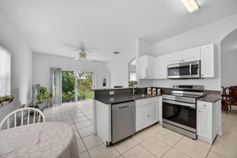 House in Miami, Florida 3 bedrooms, 150.69 sq.m. № 2276241 - photo 19