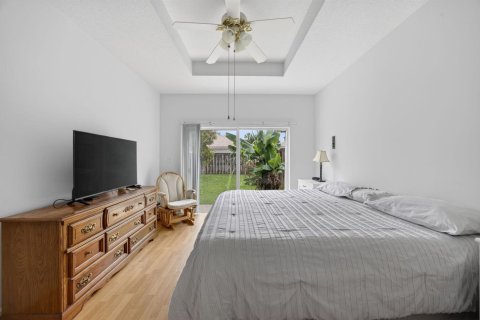 House in Miami, Florida 3 bedrooms, 150.69 sq.m. № 2276241 - photo 23