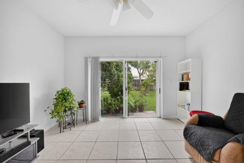 House in Miami, Florida 3 bedrooms, 150.69 sq.m. № 2276241 - photo 13