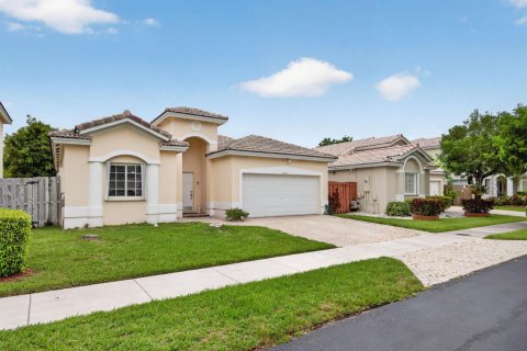 House in Miami, Florida 3 bedrooms, 150.69 sq.m. № 2276241 - photo 2