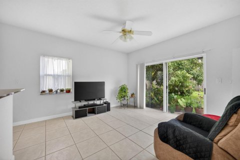 House in Miami, Florida 3 bedrooms, 150.69 sq.m. № 2276241 - photo 12