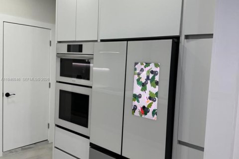 Casa en venta en Miami, Florida, 3 dormitorios, 224.36 m2 № 2003631 - foto 3