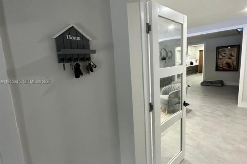 Casa en venta en Miami, Florida, 3 dormitorios, 224.36 m2 № 2003631 - foto 2