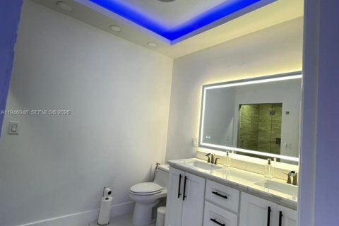 Casa en venta en Miami, Florida, 3 dormitorios, 224.36 m2 № 2003631 - foto 4