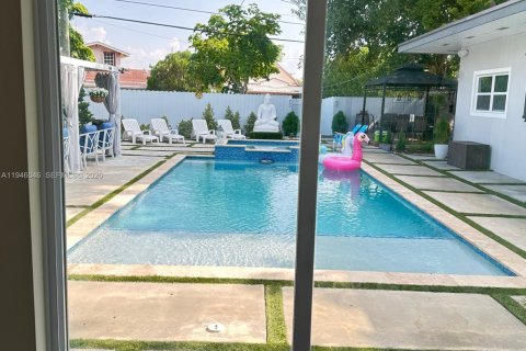 Casa en venta en Miami, Florida, 3 dormitorios, 224.36 m2 № 2003631 - foto 13