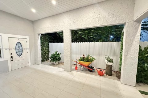 Casa en venta en Miami, Florida, 3 dormitorios, 224.36 m2 № 2003631 - foto 8