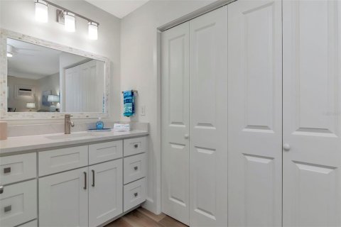 Condo in Belleair Beach, Florida, 1 bedroom  № 2115926 - photo 21