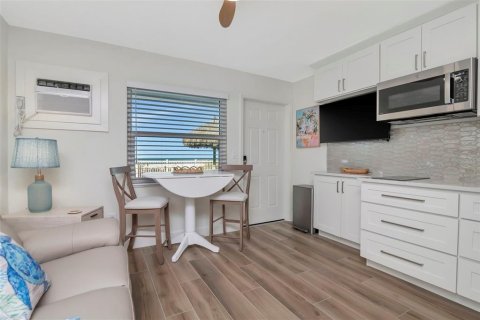 Condo in Belleair Beach, Florida, 1 bedroom  № 2115926 - photo 7