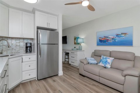 Condo in Belleair Beach, Florida, 1 bedroom  № 2115926 - photo 11