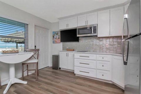 Condo in Belleair Beach, Florida, 1 bedroom  № 2115926 - photo 8