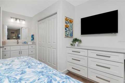 Condo in Belleair Beach, Florida, 1 bedroom  № 2115926 - photo 18
