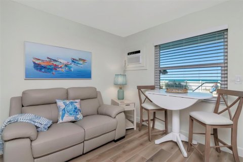 Condo in Belleair Beach, Florida, 1 bedroom  № 2115926 - photo 6