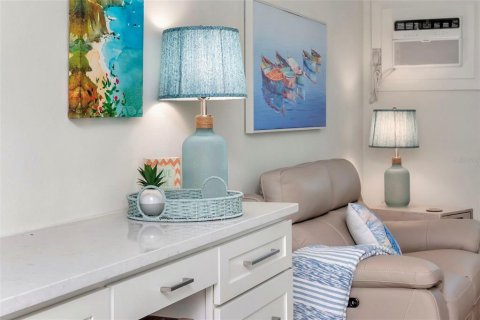 Condo in Belleair Beach, Florida, 1 bedroom  № 2115926 - photo 14