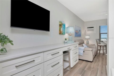 Condo in Belleair Beach, Florida, 1 bedroom  № 2115926 - photo 13