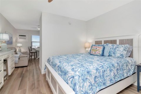 Condo in Belleair Beach, Florida, 1 bedroom  № 2115926 - photo 15