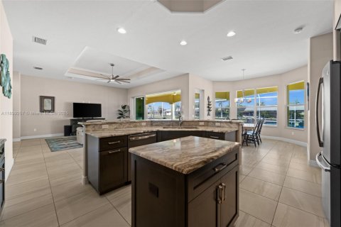 Casa en venta en Cape Coral, Florida, 4 dormitorios, 211.72 m2 № 1952383 - foto 14
