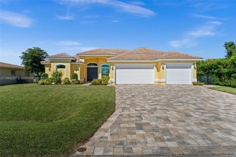Casa en venta en Cape Coral, Florida, 4 dormitorios, 211.72 m2 № 1952383 - foto 2